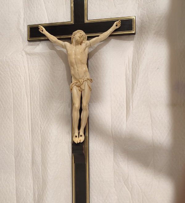 Crucifix vu de face sur fond de tissu blanc, croix en bois et Christ en ivoire