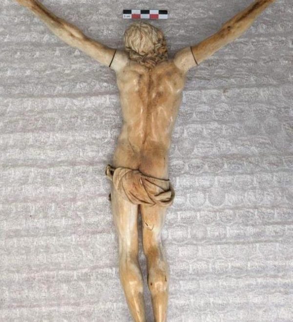 Christ en ivoire vu de dos, sorti de son crucifix, couleur blanche altérée