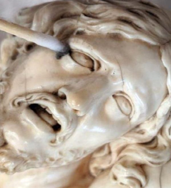 Détail du visage de la statue en ivoire du Christ mourant, en cours de nettoyage