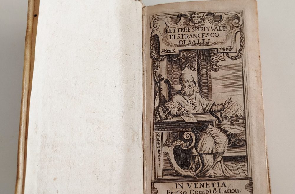 Livre du XVIIe siècle ouvert avec gravure