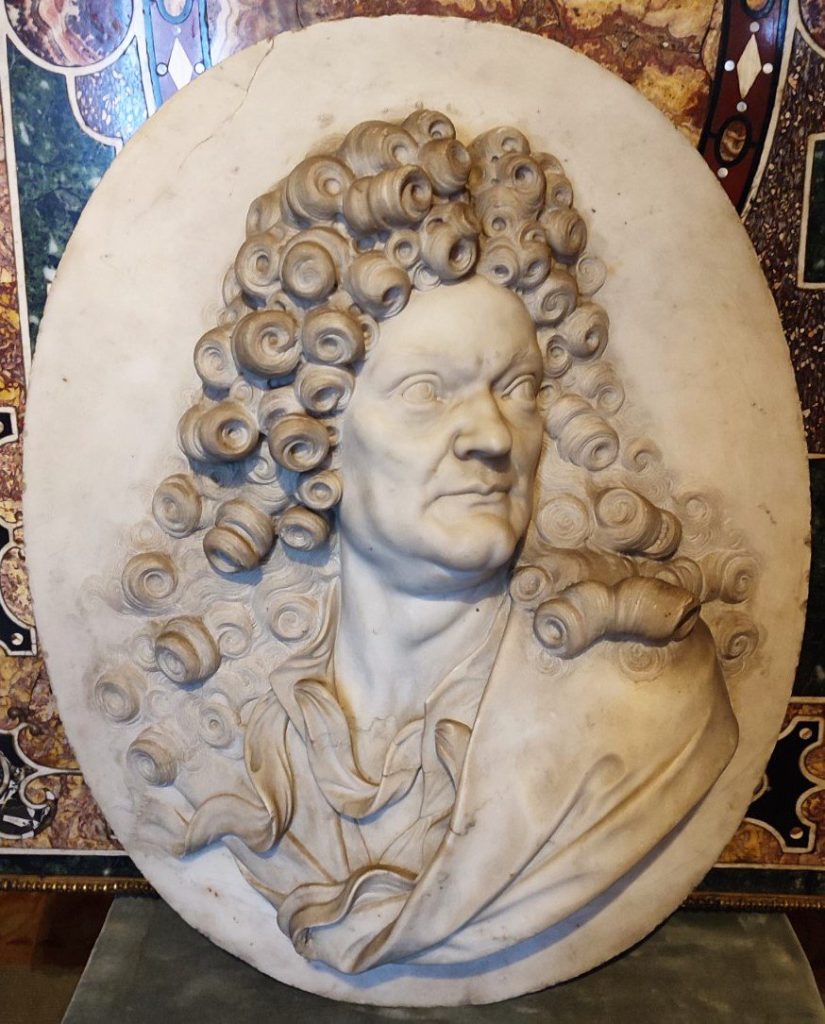 Relief en marbre de Jean-Balthazar Keller, représenté jusqu'aux épaules, avec une perruque bouclée