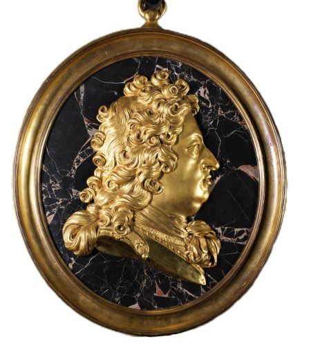 Louis XIV vu de profil en bronze doré sur marbre noir