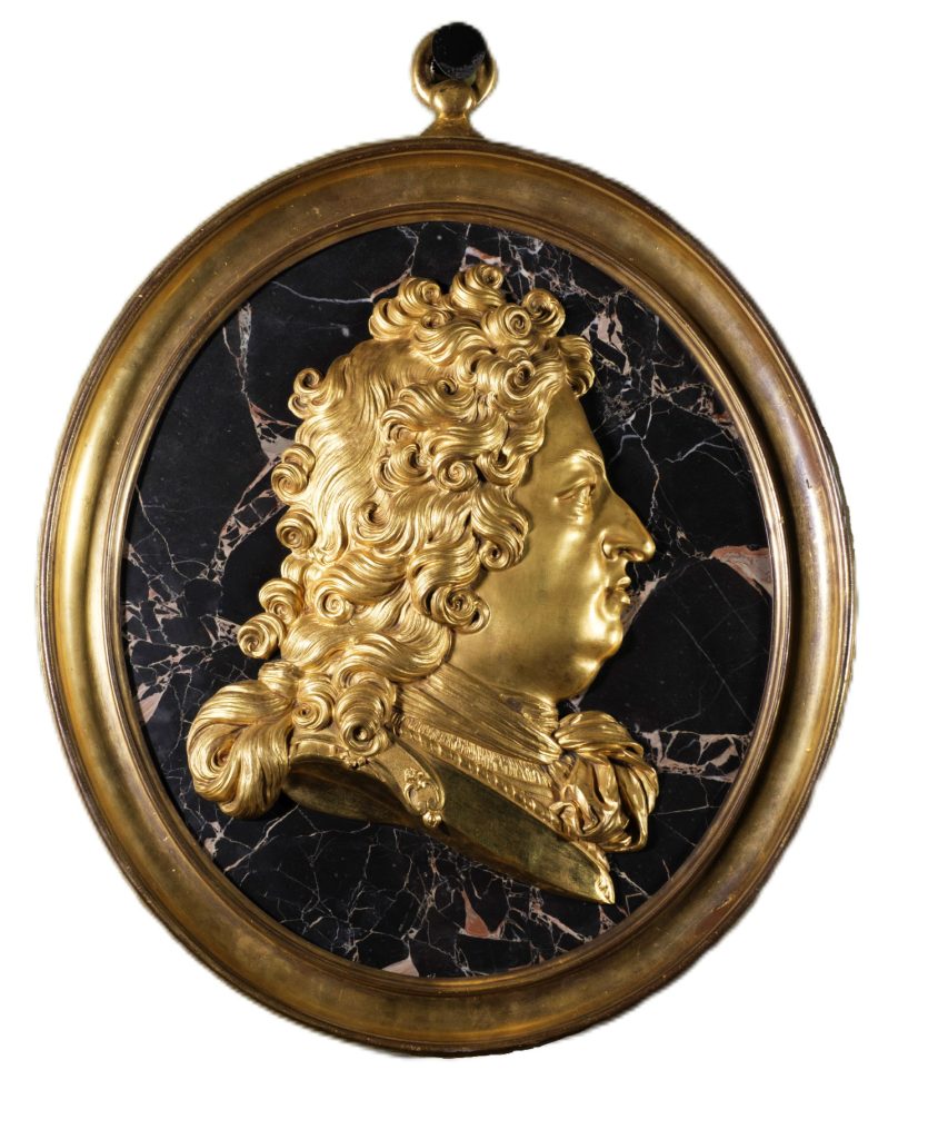 Louis XIV vu de profil en bronze doré sur marbre noir