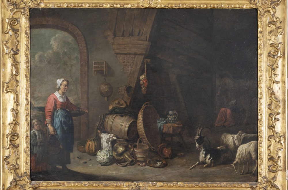 Une femme et un enfant devant l’entrée d’une grange, vaisselle, tonneau, et autres objets en vrac, chèvre et moutons, cadre doré