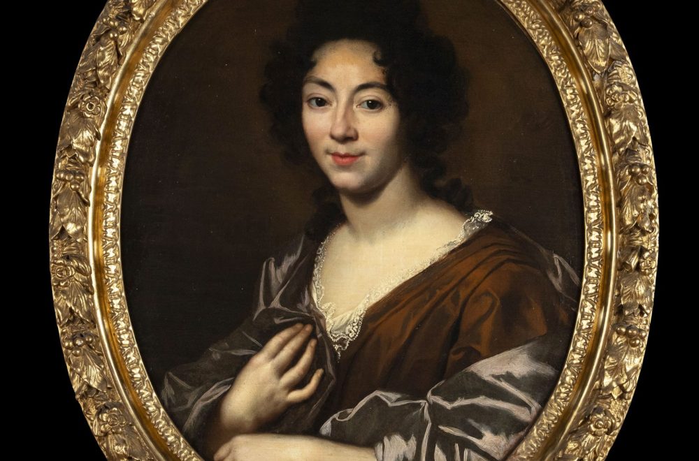Portrait de femme, médaillon doré, sur fond sombre