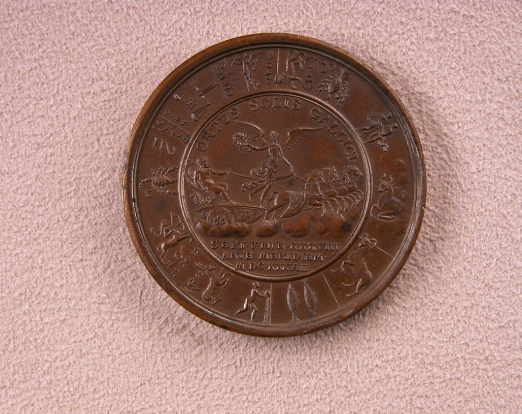 Médaille en bronze sculpté, avec les douze signes du zodiaque autour d'un char central