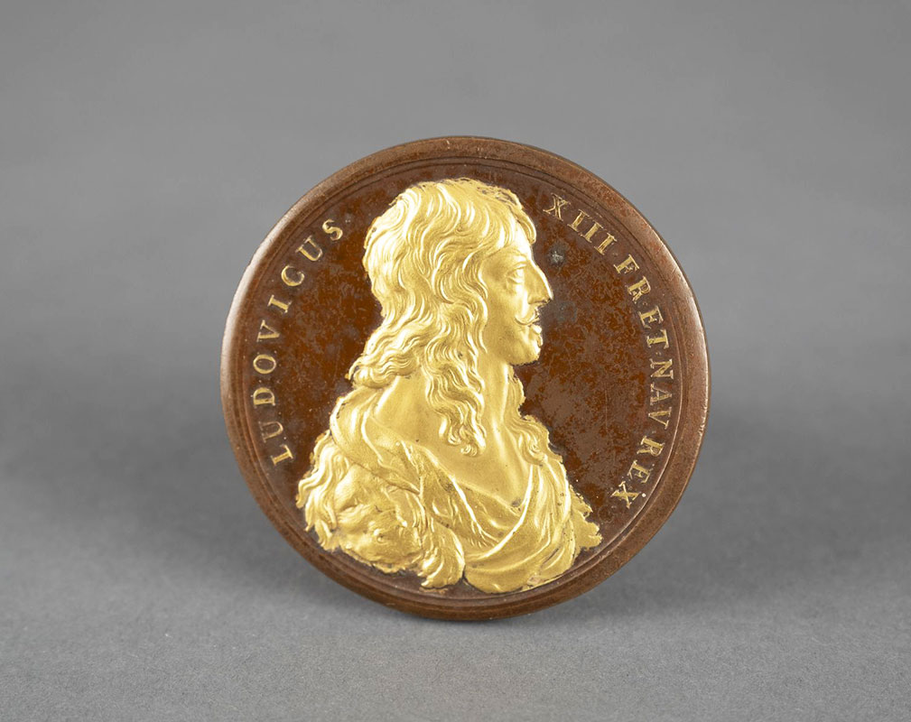 Médaille de bronze sculptée représentant Louis XIV de profil
